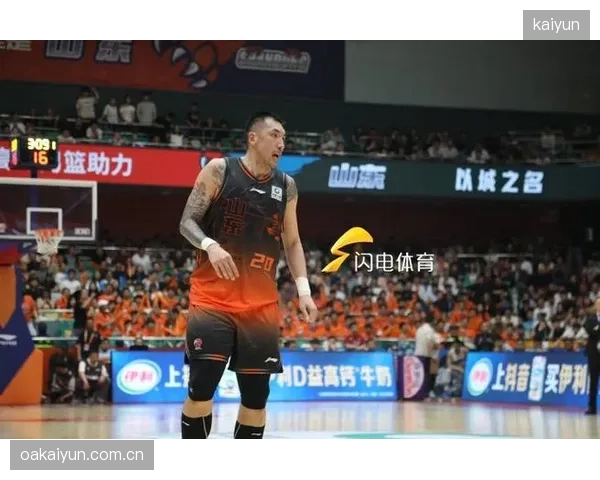 山东队与辽宁队在季后赛首轮相遇，两队常规赛两次交手均仅以5分之差决出胜负，实力在伯仲之间。